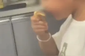 3岁男童被生父女友虐待致死，生母披露案件细节：她说每天都能看见孩子的伤，但忍不住打他视频封面