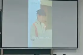 榜样的力量！孙颖莎登上老师PPT，演讲铿锵有力，同学认真聆听 