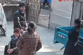 第一批过年回家相亲的准备订婚了 手机上聊了一周、见面一周，男生全家带着礼物上门提亲。视频封面