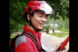 东哥送外卖：身价千亿的东哥能坐在路边陪兄弟吃饭，就已经赢麻了 #京东 #刘强东 #刘强东送外卖