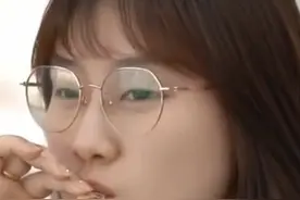 在全球最大的蟑螂养殖基地 #记者淡定吃下一只活的蟑螂  口感像......