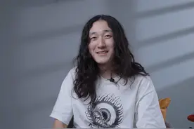 背着乐器的白衣天使! 从清华心理系毕业后，90后小伙从事音乐治疗工作:小孩子的世界不只有天真无邪~#音乐 #心理 #自闭症 #治愈视频封面