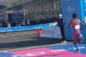 零距离看看厦门马拉松前几名冲线的运动员穿的什么跑鞋？破三大神穿的跑鞋，哪个品牌最多？#比赛现场 #厦门马拉松 #抖音送你去跑马 #跑姿 #跑鞋视频封面