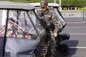 狂风可以掀翻三轮车，却吹不垮人心的温度。 （洛阳支队：李归、周昊天、潘飞红）#人民子弟兵为人民服务  #暖心一幕 #平凡英雄 #记录暖心的一幕视频封面