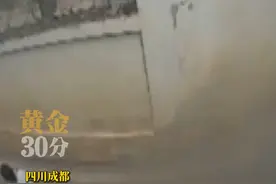 四川成都，渣土车超载超速50%后台竟无预警终酿惨剧，32岁幼师骑车遭遇渣土车碰撞不幸身亡。渣土车四路监控记录下惨剧发生全过程。视频封面