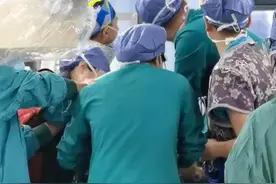 奶奶喂2岁孙子吃奶酪棒，膏体卡进气管 致孙子窒息身亡，医生提醒：4岁以下的幼儿吃这几种零食时要格外注意视频封面