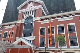 为何合成树脂瓦比传统瓦更受欢迎? 合成树脂瓦总共由四层材质构成视频封面