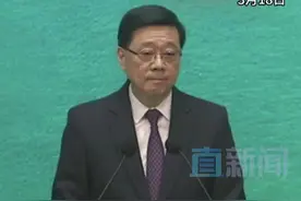 李嘉诚家族拟卖港口给美国 李家超回应耐人寻味 #李家超谈李嘉诚拟出售港口 #李嘉诚拟228亿美元卖掉43个港口 香港特区行政长官李家超18日回应长和资产出售争议，强调公众的关切必须重视，香港政府坚决要求各方提供公平交易环境，任何资产交易都必须严格遵守法律法规，并将依法处理。对于是否会使用《香港国安法》干预的追问，他郑重表示：“每笔交易都要符合法律规定。”视频封面