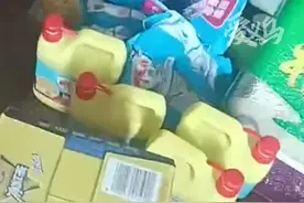 8月21日，浙江义乌；义乌环卫工阿姨“炫耀”发到手的福利 “屋里都搁不下啦” ，感谢爱心人士的捐赠。#义乌 #正能量 #环卫工人辛苦了视频封面