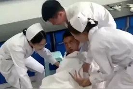 没病装病还能赚钱？3月27日（报道），湖北襄阳，襄阳一家医院招“病人演员”，要求没病装病、演技在线，参与医院教学工作，按小时付费。视频封面