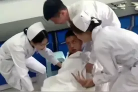 没病装病还能赚钱？3月27日（报道），湖北襄阳，襄阳一家医院招“病人演员”，要求没病装病、演技在线，参与医院教学工作，按小时付费。视频封面