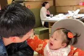 爸爸带九月龄宝宝的一天有多忙？新的一年我们都健健康康 平安喜乐 万事顺遂 今年 明年 岁岁平 岁岁安 岁岁平安❤️#爸爸带娃 #宝爸带娃 #超级奶爸 #人类幼崽成长记 #育儿经验分享视频封面