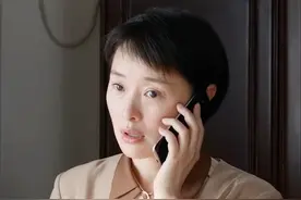 #艾鲜枝给儿子打电话被挂  #县委大院大结局  实名心疼艾县长了，在外雷厉风行，没想到面对儿子却这么小心翼翼，事业和家庭是真的很难平衡呀~#县委大院  #吴越视频封面