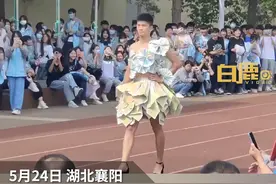高二男生穿自制报纸裙参加校园走秀：临上场同学借给我高跟鞋，现场很high！#走秀 #校园 #襄阳 视频封面