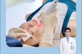 黄金微针VS点阵激光 痘坑真的不见了！ 日常像咱们脸上毛孔粗大，痘痘痘印问题
黄金微针和点阵激光该怎么选择呢
两者有什么区别，今天就来给大家讲一讲吧
🙋黄金微针：兼具射频+微针，能够刺激胶原再生，实现细腻肤质、抗衰的作用
✅适合：毛孔粗大、皮肤粗糙、浅表细纹、痘痘、色素沉积等
🔁3个月1次（因人而异）
🙋点阵激光：用激光在皮肤上均匀地打出微细的毛孔，从而在皮肤表面形成热作用，刺激皮肤自我修复
👉非剥脱模式：微创，层次浅，会有泛红发肿、疼痛感，轻微结痂
✅适合：改善浅表细纹、毛孔、色素沉积等

者该如何选择？
⚠点阵激光和黄金微针在改善轻中度痘坑、细纹方面的效果都不错，点阵激光可改善更深层的痘坑。
⚠如果接受不了点阵激光针的恢复期和色沉风险，那就更适合考虑黄金微针，只是需要根据皮肤情况的严重程度，来坚持不同时长的疗程。
⚠对于肤色偏深的人群，黄金微针更适合一些，并且还可抑制皮脂腺分泌，淡化痘痘痘印。点阵激光一般只能改善痘坑较多。
⚠如果想改善毛孔和痘坑皮肤问题的同时紧致抗衰，可以选择黄金微针
#黄金微针  #点阵激光  #痘印  #痘坑  #痘痘视频封面