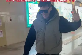 “精神小伙”#埃文凯尔到天津  啦！一人一箱，刚下高铁就想来段“漫步”，压不住的嘴角看出来倍儿高兴了。#埃文凯尔到天津乐的嘴角都压不住了  #埃文凯尔中国行  @EvanKail埃文凯尔视频封面