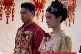 《变形计》王晨正今日大婚， 与女友相识9年，玩剧本杀时求婚，领证前专程回青海去爷爷坟前磕头报喜，“日子定了，如果您想来 就化作蝴蝶飞来”，曾花十几万为爷爷盖房 每年给爷爷扫墓#变形记 #王晨正和爷爷 #婚礼 #亲情