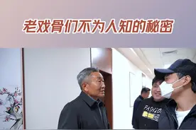 #江河日上  由于片场需要拍摄朱天才#赵亮  和廖宇正#张国强  同框的雨戏，但朱天才似乎有什么难言之隐，百般纠结下将自己带假发片的事情公之于众。好家伙，朱局长有秘密是真敢说啊！当听说廖宇正要请大家喝奶茶时，王宬#杜源  眼睛瞬间放光，急切追问奶茶在哪~没想到王组长竟是个奶茶控，这下算是和各位市民拥有同款爱好啦~视频封面