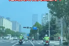 7月3日，山东青岛，孕妇早产在路边求助，多位交警合力开道全程护送！这画面太有安全感了！#凡人微光温暖你我视频封面