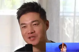 #导演说苏醒是全员加速中宣传委员 #苏醒表面大漏勺实为节目真爱粉 
5月29日，《全员加速中2025》总导演陈威在南通站录制结束后接受荔枝新闻专访，盖章认证苏醒真爱粉身份： “我觉得苏醒真的是很爱这个节目，他才会一如既往地来参加。”对于苏醒的“大漏勺”行为，导演表示：“他经常会在自己的账号中发一些全员加速中的内容。是不是大漏勺我不知道，但他算我们的宣传委员，透露一点点，其实也是想让大家去看节目。”