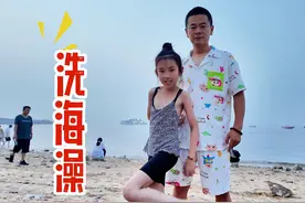 天太热了，带孩子们去海边洗澡，人太多跟煮饺子似的，真热闹视频封面