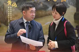 跟着代表委员来报到①｜这位委员带着二维码上两会
#跟着代表委员来报到重庆市政协委员、重庆机场集团有限公司董事长黄伟剧透T3B航站楼&这位委员随身携带的“二维码”又是什么？#2025重庆两会#重庆日报（新重庆客户端）视频封面