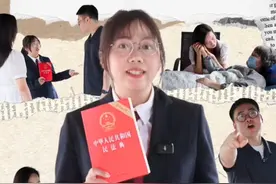 【普法剧场】有的家庭在老人去世后，以 “嫁出去的女儿泼出去的水” 为由，不让女儿参与遗产分配，这种做法与《民法典》相悖。在法定继承的同一顺序继承人中，女性和男性享有同等继承地位，像父母的遗产，女儿与儿子都有平等的继承权利；若存在遗嘱，也不能基于性别歧视而排除妇女的继承权。#苗侗普法 #E法黔行 #继承权 @黔微普法  @E法黔行