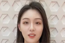 街访36岁反差感辅导员喜欢18岁弟弟，超想谈恋爱，但不可以同校的弟弟，听话又爱哭。#街访 #街头采访