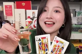 酒桌守门员！聚会必玩，下酒是真的快... 两个人就能玩超嗨的酒桌游戏终于来啦！
有扑克牌就能玩，规则简单下酒快
假期聚会绝不冷场~记得收藏⭐

#微醺时刻 #酒蒙子的日常 #酒桌游戏 #扑克牌 #聚会游戏