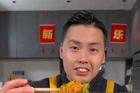 酸辣土豆丝 在家里炒#酸辣土豆丝 到底是用白醋还是陈醋，怎么炒才能脆嫩爽口不粘锅，今天给大家讲清楚视频封面