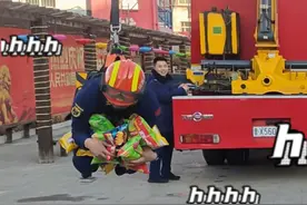“蓝朋友”版“抓娃娃”很硬核#消防员 #春节我在岗视频封面
