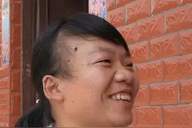 没有腿的人生，却走出了最励志的路，徐才芬：直播间的超人妈妈。#正能量 #感人视频封面