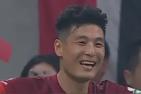 我们是冠军！武磊梅开二度独造5球打花天津津门虎，球迷高举“海港是冠军！”笑得合不拢嘴 #武磊独造5球 #武磊收获34球 #上海海港5比0天津津门虎 #dou来足球季 #中超视频封面