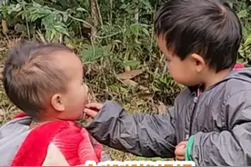 贪吃的小嘟嘟，在荒山野岭中与小哥哥失去联系，她无助地躺着哭泣 #内容启发搜索激励计划 #抖音好家大赏 #去有雪的地方 #人类幼崽成长计划 #艺术在抖音视频封面