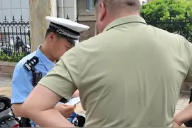 济南交警净路行动交出成绩单。这个路段一上午查处涉证涉牌违法行为12起，不戴头盔违法行为20余起