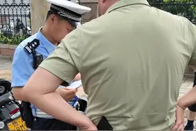 济南交警净路行动交出成绩单。这个路段一上午查处涉证涉牌违法行为12起，不戴头盔违法行为20余起