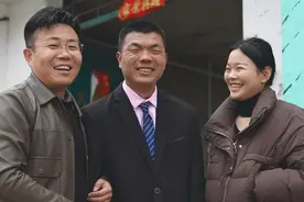 32岁生平第一次穿西服打领带！我的弟弟还是蛮帅的吧！ 总是围绕着鸡鸭鹅羊转，天天干农活加上腿脚不便穿的衣服总是不干净。今天算是抛开这些当了一天“帅哥”。希望在以后的日子里通过自己的努力让宁宁实现更多的“第一次”对了，要面粉的姐妹记得来。#农村生活 #我的乡村生活 #变装 #新农人计划2025  #抖音乡村生活家视频封面
