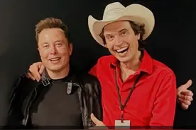 身家93亿，“躺赢”的马斯克弟弟，只爱做“厨子” 埃隆·马斯克的弟弟金博尔·马斯克凭借SpaceX和特斯拉的少量股份，身家达到9亿美元。在特斯拉市值达到巅峰的2024年12月，其身家更曾攀升至13亿美元（约合93.5亿元人民币）。与埃隆不同，他总是戴着标志性的牛仔帽，专注于农业可持续发展和食品安全。#马斯克 #SpaceX #特斯拉 #创业邦 #农业视频封面