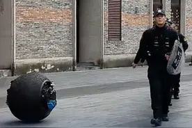 【#特警带球形机器人一起巡逻 】近日，温州闹市区，特警带着球形机器人一起巡逻，看起来酷炫无比，引得路人纷纷驻足。视频封面