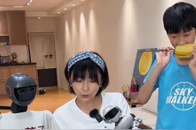 这对吗？硅基老师都开始带头吃瓜了 #生活就是图一乐 #亲子 #机器人 #辅导作业 #被逼疯的家长视频封面