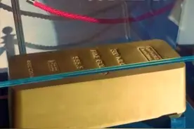 300公斤！ #迪拜展出全球最大金条 #300公斤金条创吉尼斯世界纪录视频封面