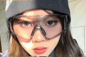 大学生拿6双一次性筷子，被食堂经理怒斥小偷，痛快反击全网叫好 #筷子姐视频封面