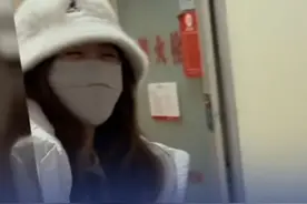 2月4日（采访），辽宁，孙女偷偷从广州回大连老家，陪爷爷奶奶过年。摘下口罩的那一刻，奶奶惊喜万分：“我的豆豆回来了！”#回家过年 #感动瞬间视频封面