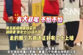 女生地铁出站赶火车时间紧急，青岛地铁志愿者白发大叔飞奔而来，一把接过女生行李 招呼大家帮忙，“咱青岛人真的太热情了” #青岛#青岛地铁#暖心#大叔