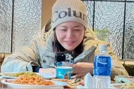陈妍希被曝1月带儿子滑雪时手上仍带着婚戒，此前陈晓未出席陈妍希父亲葬礼惹争议，二人2月官宣离婚视频封面