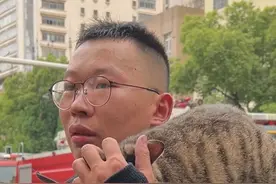 消防员火场救出喵咪后被粘住，这画面太温暖了。#善待动物关爱生命 #你可以永远相信中国消防 @长沙消防视频封面