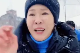 12月8日（采访），中国人在日本捡到韩国人手机，大雪中等待40分钟，用翻译软件与失主沟通。失主拿到手机后，想用现金表示感谢，也被他们连连拒绝。“任何一个中国人都会这样做。”#暖心 #拾金不昧 @Fun guy视频封面