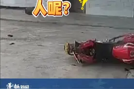 小伙骑摩托车撞上绿化带飞起，落地后刚好滑进居民家里，户主听到动静出来后找不到人 #摩托车  #交通事故  #交通安全  #请勿模仿视频封面