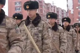 连日来，辽宁省抚顺市普降大雪，城区道路积雪严重，32657部队组织官兵迅速奔赴清雪一线，支援驻地除雪抗冰，保障人民群众春节期间出行安全（作者：杨志杰、苏鑫生、杨展博；编辑：王鹏飞）#人民子弟兵视频封面