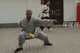 美网红“甲亢哥”少林寺拜师习武，自信满满硬扛棍子敲打后疼出表情包，师父语重心长：痛，但这就是人生，这就是少林，这就是功夫，这就是你视频封面